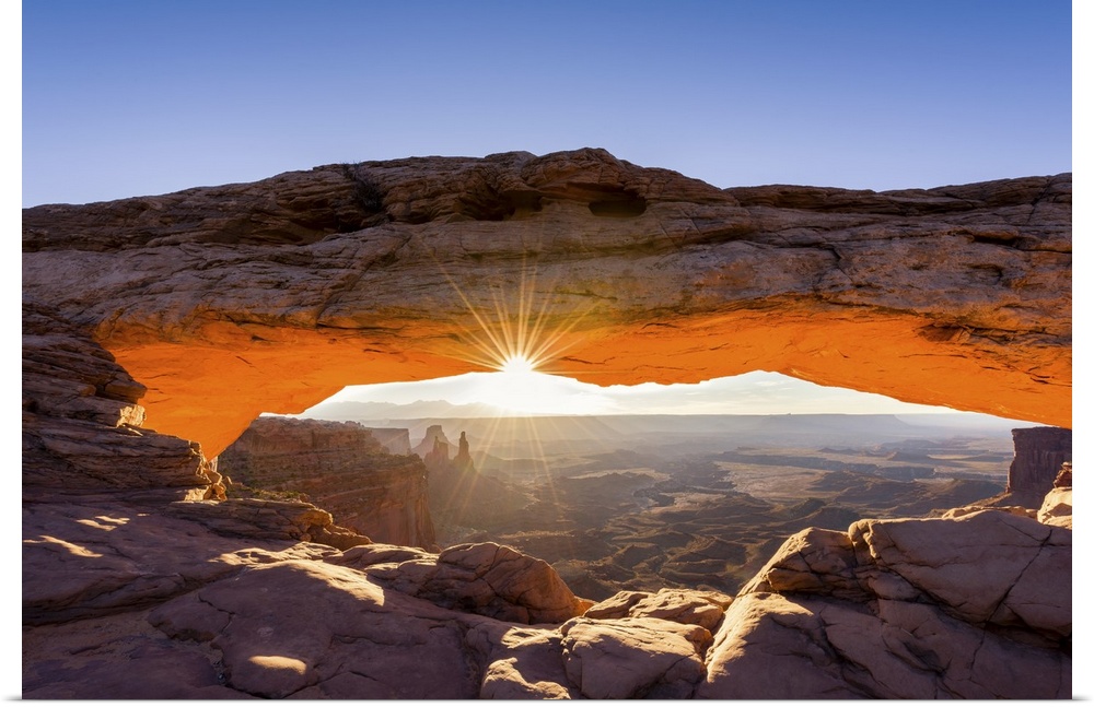 A photograph of the Mesa arch in Canyonlands national park.