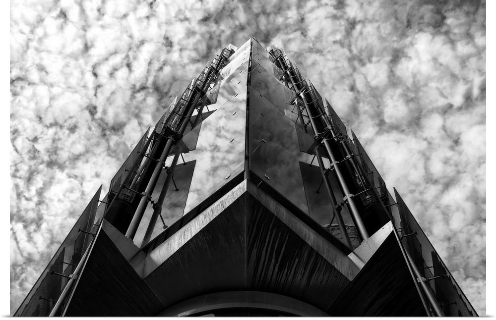 Contemporary black and white photograph of a skyscraper.
