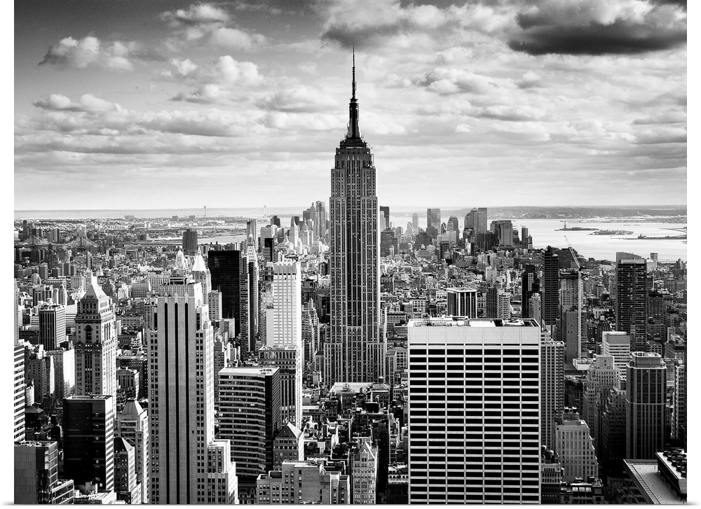 Black and white photography of NYC downtown, with the New York empire state building prominently in the center.