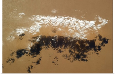 A Saharan cloud does its best to make shade on the endless sand