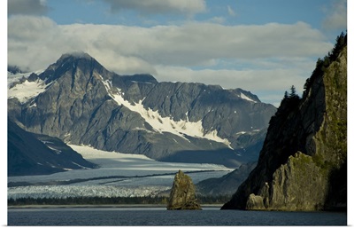 Alaska, Kenai Fjords National Park, Bear Glacier meets the water's edge