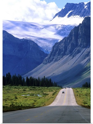 Alberta, Road into the mountains of Banff National Park