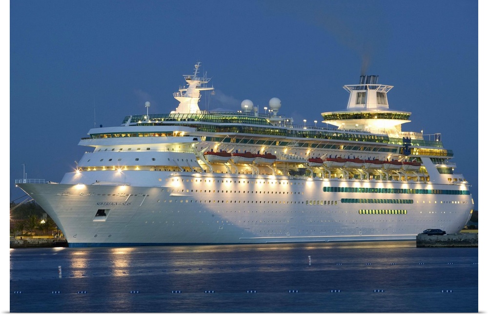 BAHAMAS- New Providence Island-Nassau:.Port of Nassau - Cruise Ship - Evening