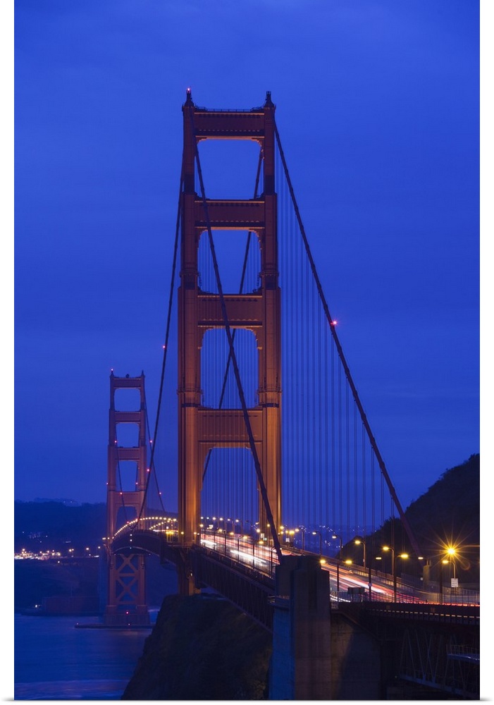 USA, California, San Francisco, Marin Headlands, Golden Gate National Recreation Area, Golden Gate Bridge, dawn