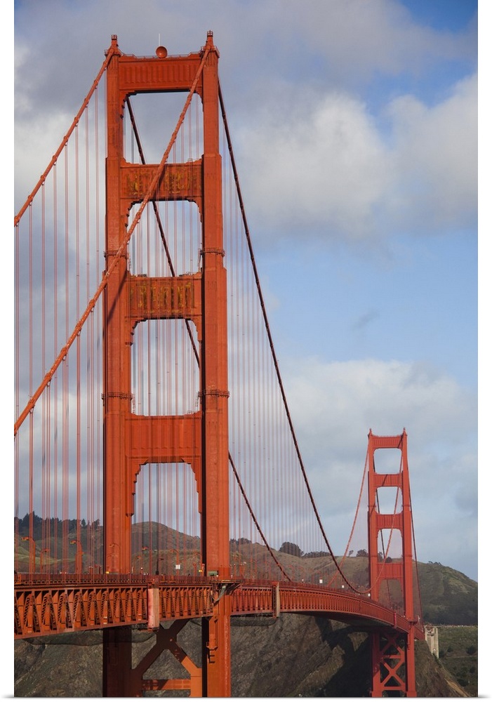 USA, California, San Francisco, Presidio, Golden Gate National Recreation Area, elevated view of Golden Gate Bridge from F...