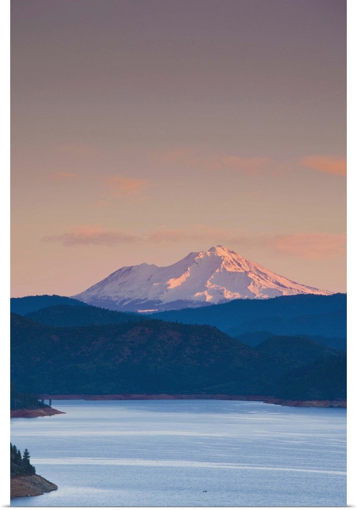 USA, California, Northern California, Northern Mountains, Summit City, Shasta Lake and view of Mount. Shasta, dawn