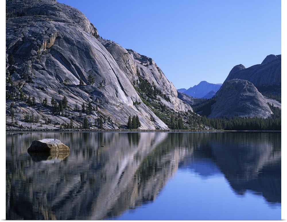 USA, California, Yosemite National Park, Tenaya Lake.