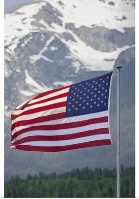 Colorado, Silverthorne. American flag flying against mountain backdrop