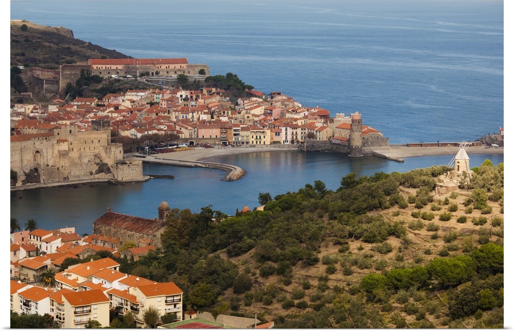 France, Languedoc-Roussillon, Collioure, Town Overview, Daytime