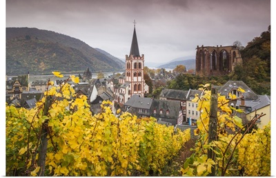 Germany, Rhineland-Pfalz, Bacharach, town view in autumn