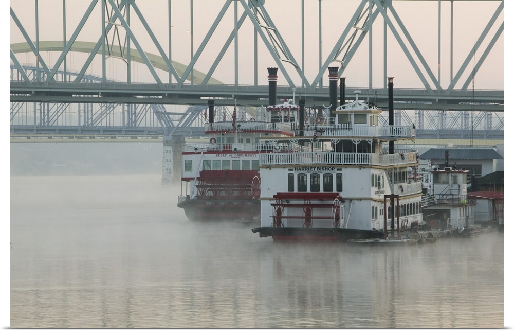 USA-Kentucky-Newport:.Tall Stacks Riverboats/ Riverboat Row on the Ohio River / Dawn