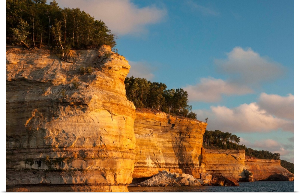 North America, USA, Michigan, Pictured Rock National Lakeshore.  Battleship Row or cliff formations  along Lake Superior s...