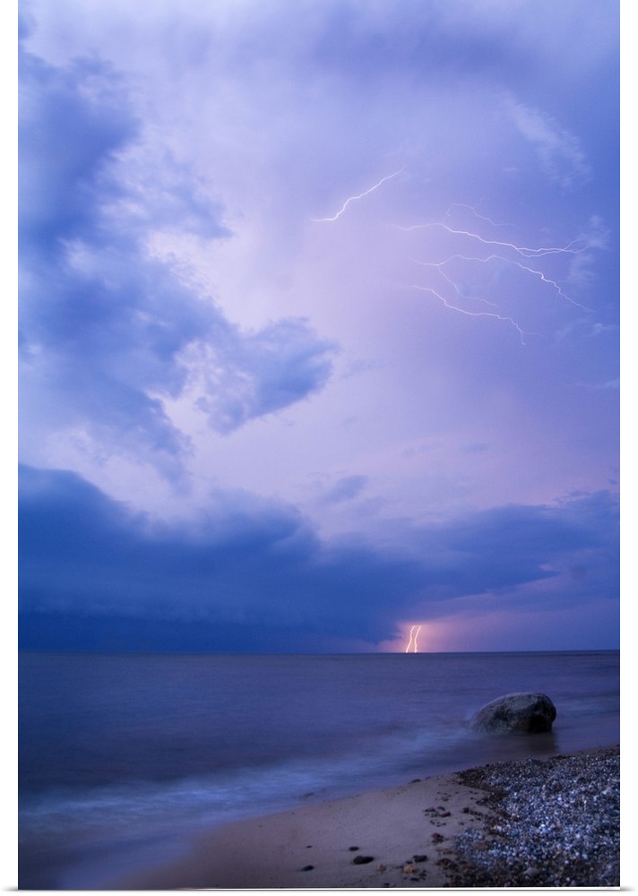 USA, Michigan, Upper Peninsula. Lightening over Lake Superior.