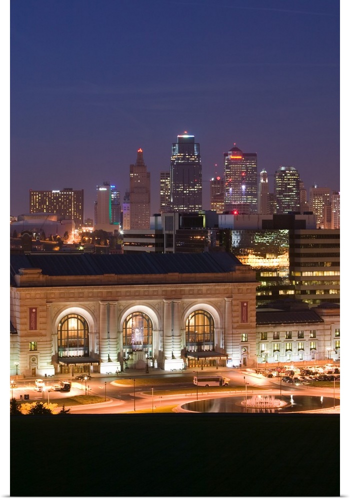 USA-MISSOURI-Kansas City:.Union Station (b.1914) and Kansas City Skyline / Evening