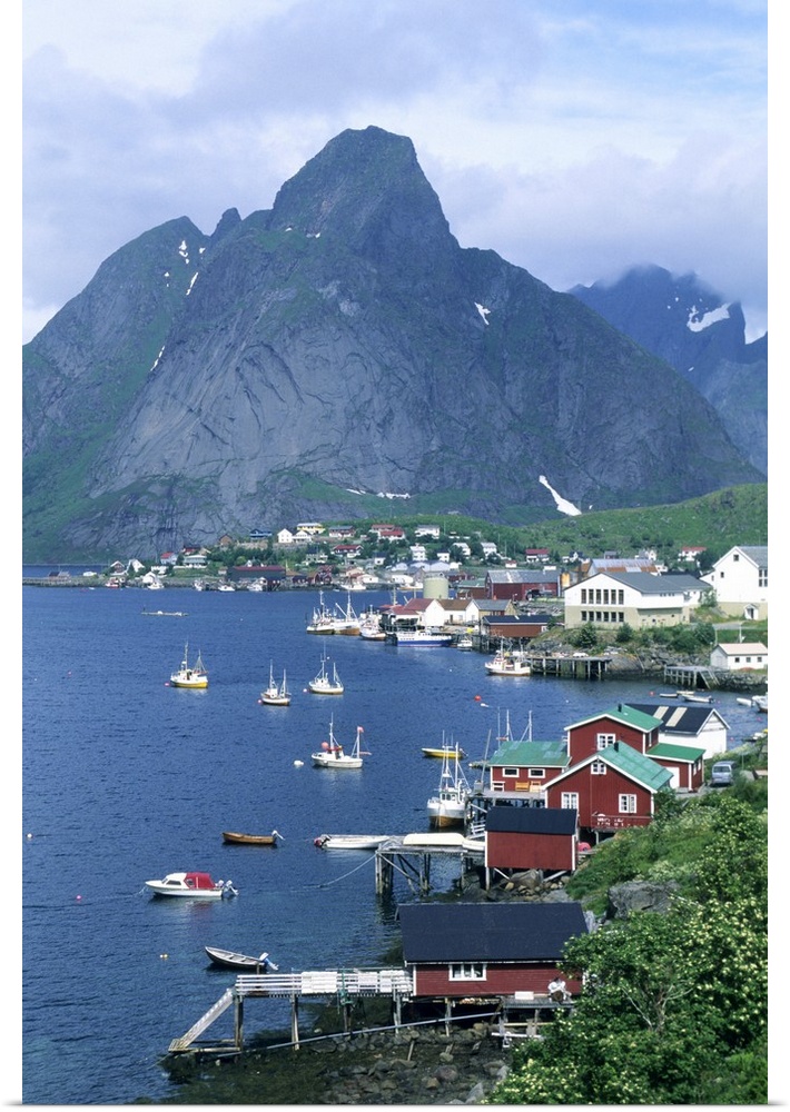 Norway, Lofoten Islands, Moskenesoya Island, Reine, above Arctic Circle, traditional fishing and whaling village.