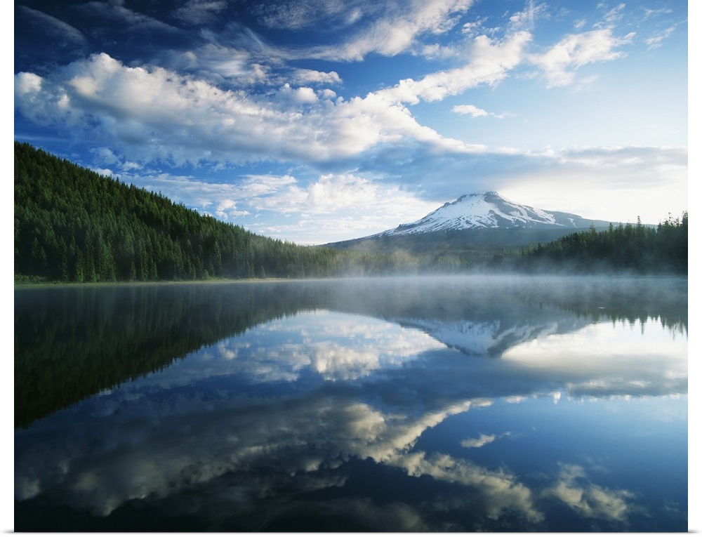 USA, Oregon, Mount Hood National Forest, Mount Hood Wilderness Area, View of Mount Hood and Trillium Lake