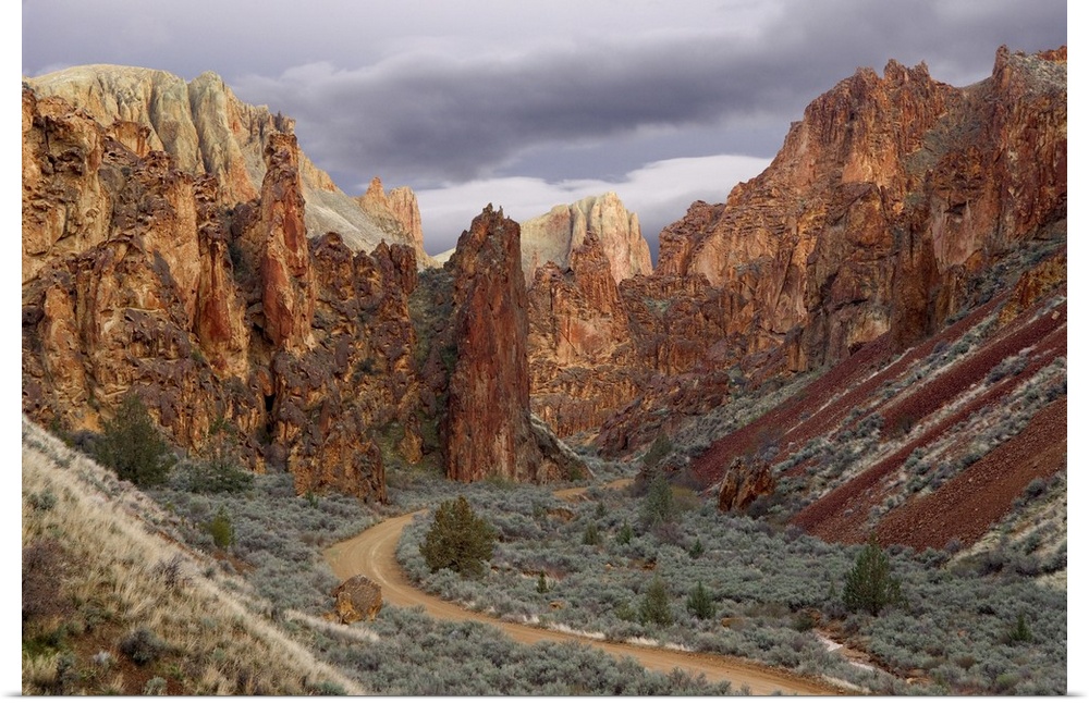 USA, Oregon. View of Leslie Gulch.