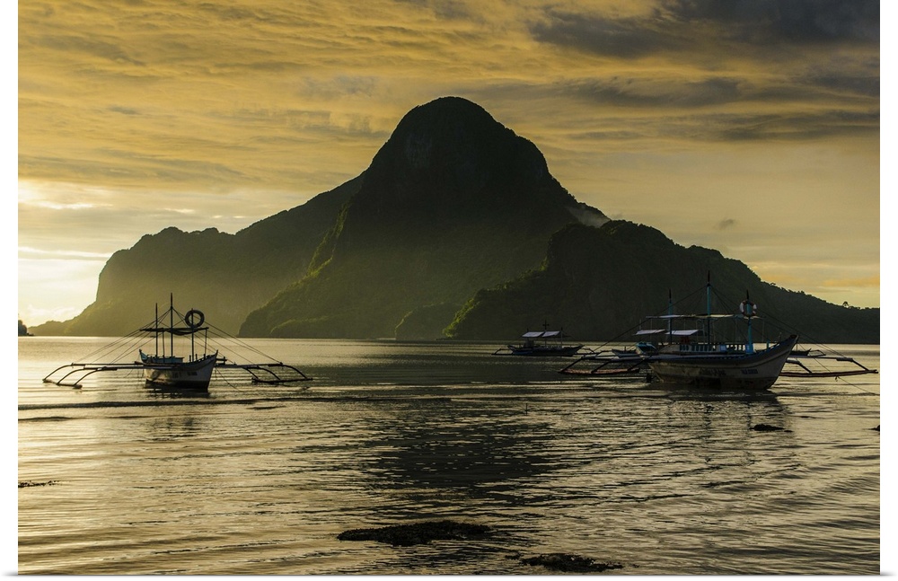 Outriggers at sunset in bay of El Nido, Palawan, Philippines.