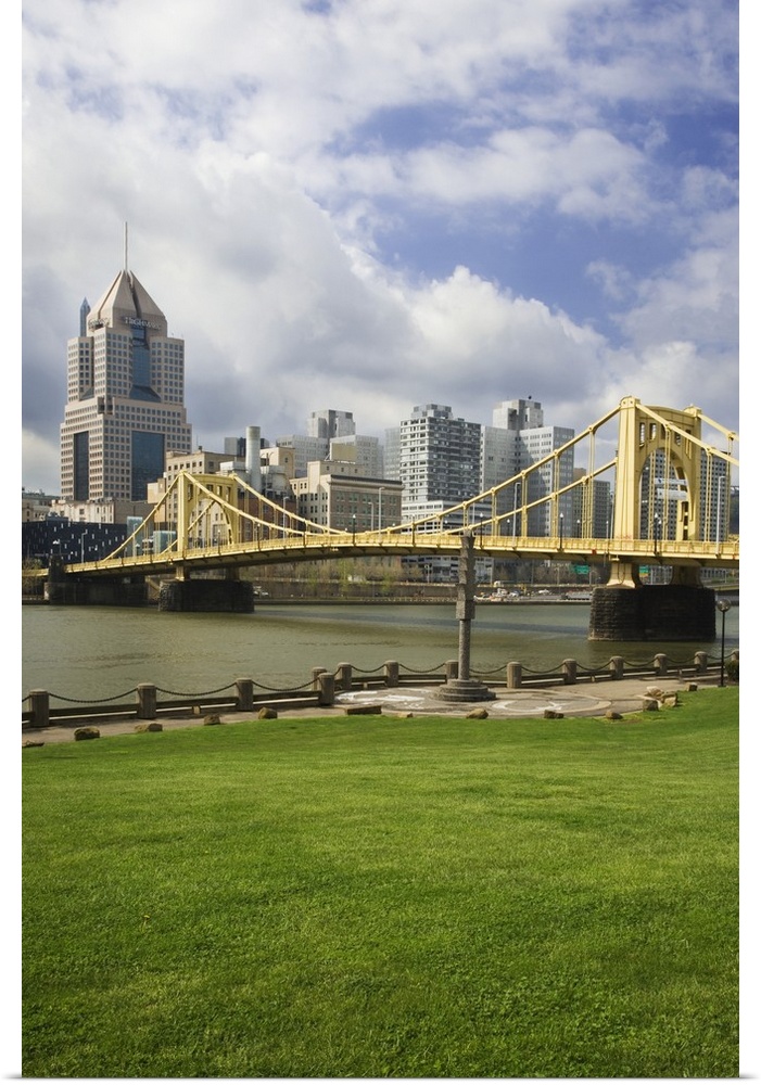 USA, Pennsylvania, Pittsburgh. 6th Street Bridge spans the Allegheny River.