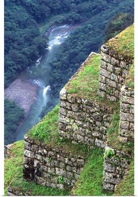 Peru, Urubamba River flowing below Machu Picchu