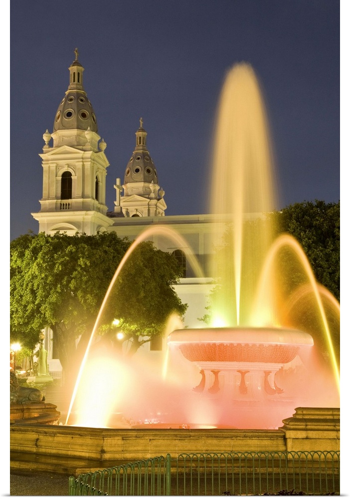 United States, Puerto Rico, Ponce.   Fountain of the Lions (La Fuente de Leones), illuminated at night in Plaza Las Delici...