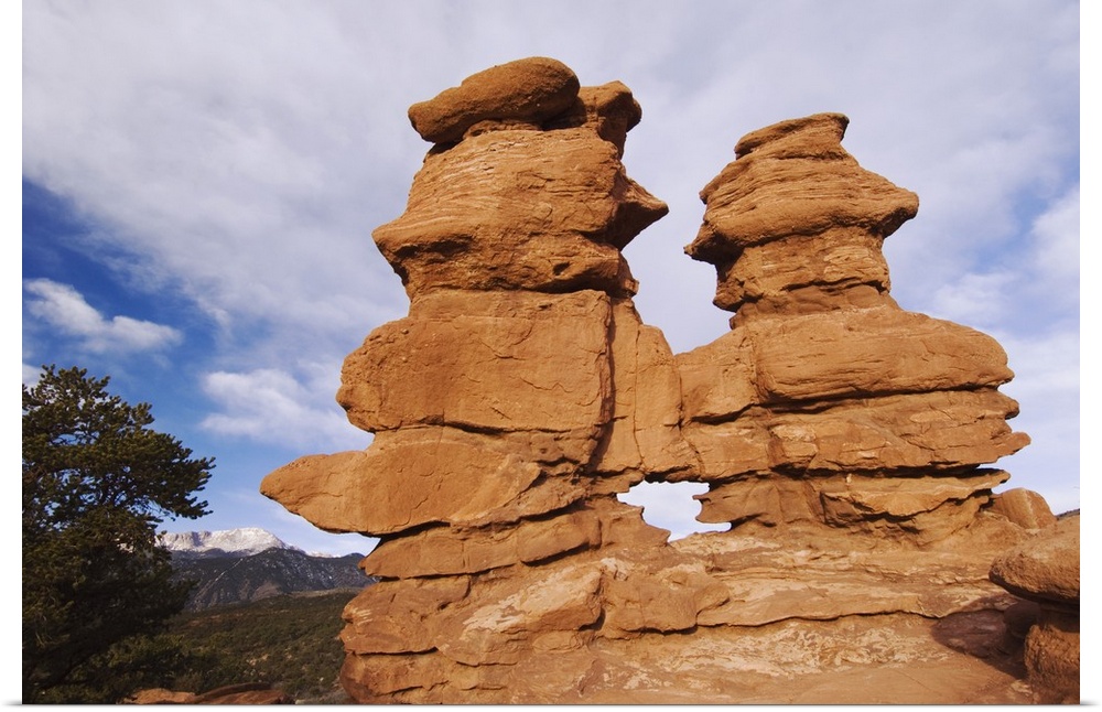 Siamese Twins Rock formation and Pikes Peak, Garden of The Gods National Landmark, Colorado Springs, Colorado, USA, Februa...