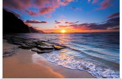 Sunset over the Na Pali Coast from Ke'e Beach, Haena State Park, Kauai, Hawaii USA
