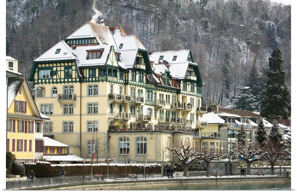SWITZERLAND-Bern-THUN:Town Buildings along Aare River / Winter