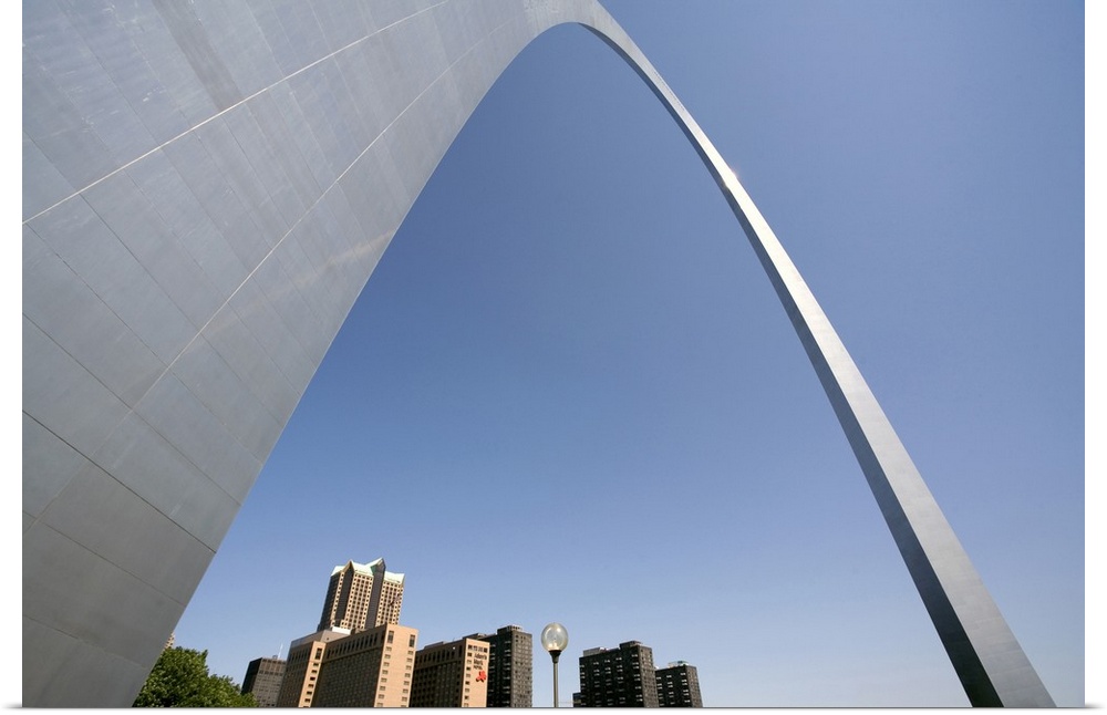 USA, Missouri, St. Louis. The St. Louis, Missouri, skyline is drawfed by the Gateway Arch, part of the Jefferson National ...