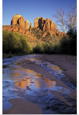 USA, Arizona, Sedona, Cathedral Rock and Oak Creek at Red Rock Crossing