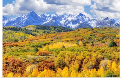 USA, Colorado, San Juan Mountains, Mountain and valley landscape in autumn