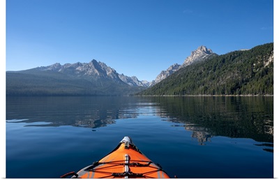 USA, Idaho, Redfish Lake, Kayak Facing Sawtooth Mountains
