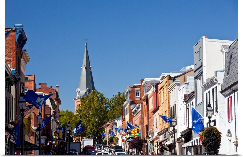 USA, Maryland, Annapolis. Main Street buildings and St. Anne's Church.