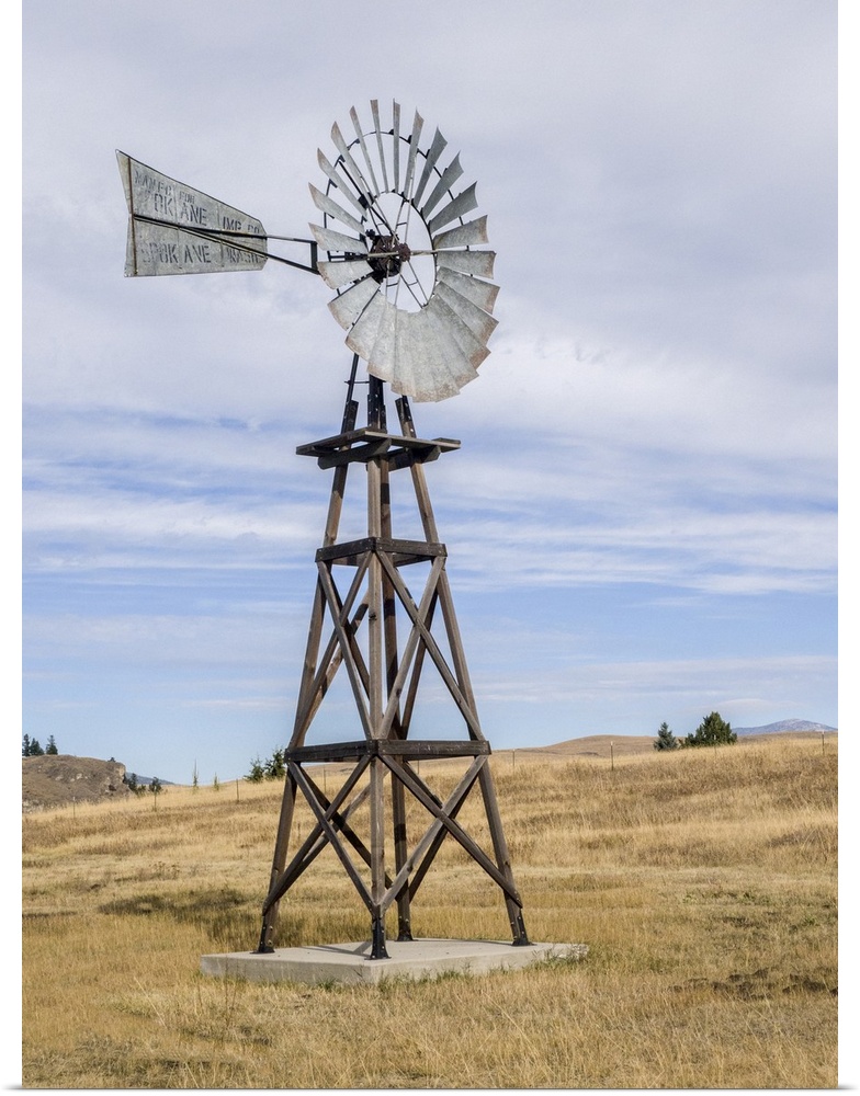 USA, Washington State, Molson, Okanogan County. Windmill in the ghost town.