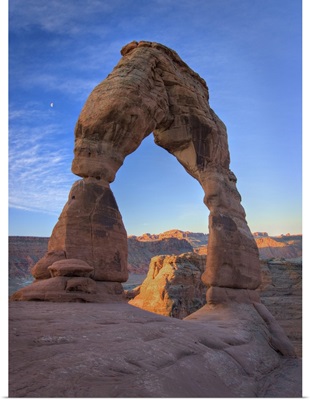 Utah, Arches National Park, Delicate Arch at sunrise