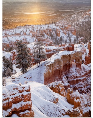 Utah, Bryce Canyon National Park, Sunrise from Sunrise Point after fresh snowfall
