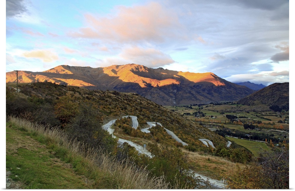 Highway to Arrow Town with sunrise and mountain landscape in New Zealand.