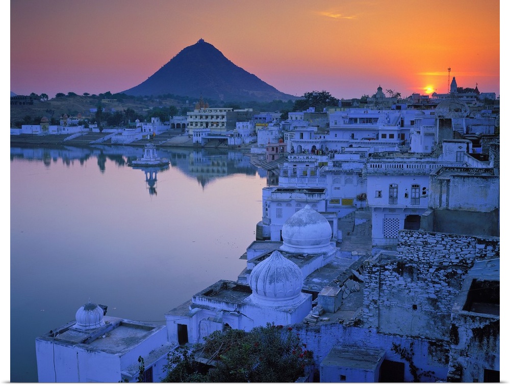 Veduta della citt.. santa di Pushkar. Situata lungo le sponde di un piccolo lago, .. una delle citt.. pi.. sacre agli Indu...