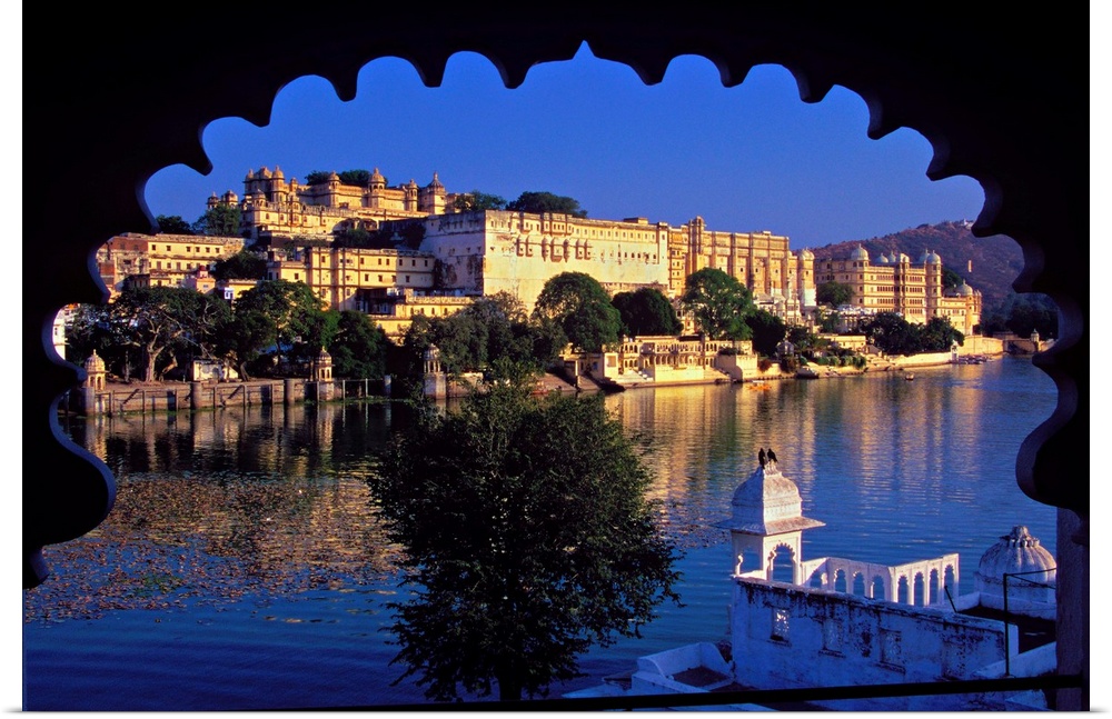Vista dell'imponente City Palace. Situata sulle rive del Lago Pichola, Udaipur .. stata definita  "la Venezia d'Oriente".