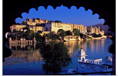 Asia, India, Rajasthan, view of the imposing City Palace along the lake