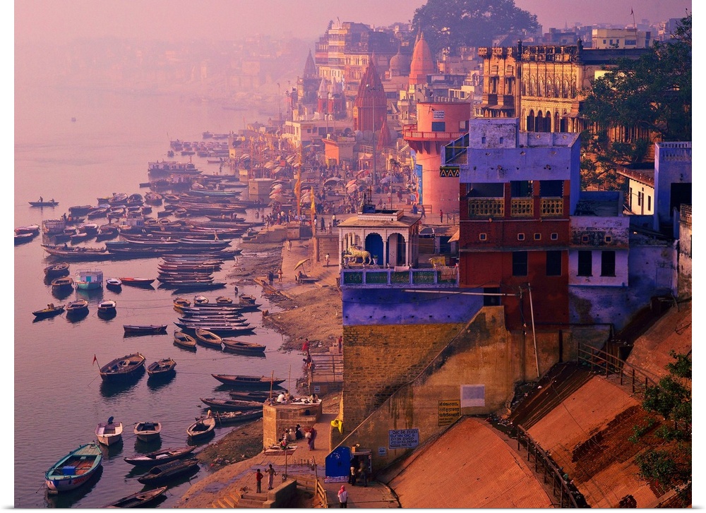 I ghat lungo il Gange a Varanasi (Benares), emergono dalla nebbia alle prime luci dell'alba.