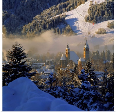 Austria, Tyrol, Kitzbuhel, View towards the village and Hahnenkamm ski area