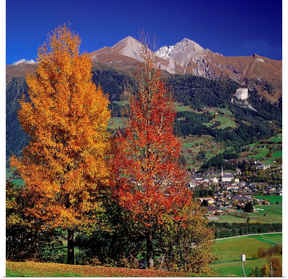 Austria, Tyrol, Matrei in Osttirol village, view towards Bretterwandspitze mountain