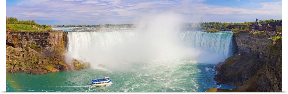 Canada, Ontario, Niagara Falls, The Canadian Horseshoe Falls (709m) with Maid of the Mist tourist boat.