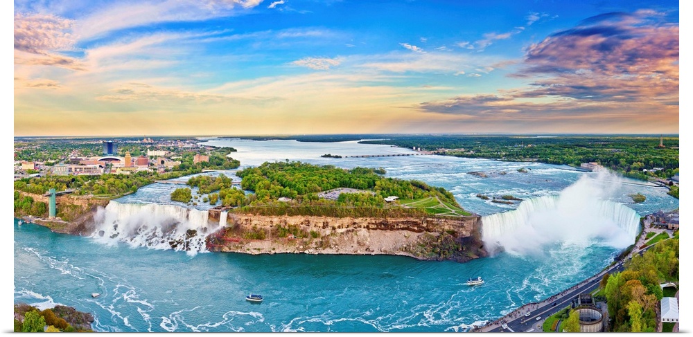 Canada, Ontario, Niagara Falls, Canadian Horseshoe Falls on the right (709m) and the American Falls (305m) on the left.