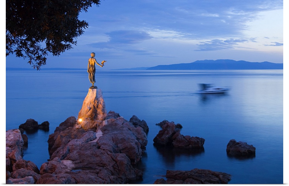 Croatia, Kvarner, Adriatic Coast, Opatija, Bronze statue on coastline