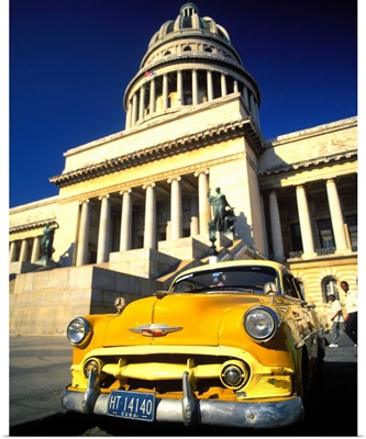 Cuba, Havana, Vintage car in front of Capitolio Nacional