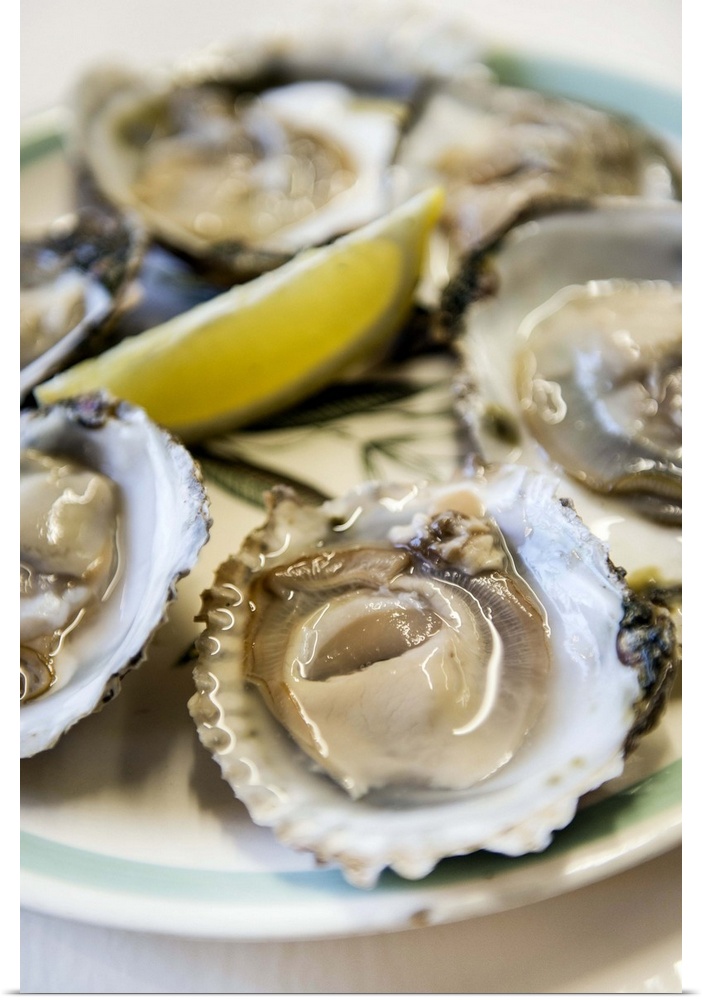 UK, England, Kent, Whitstable, Oysters with lemon, Wheelers Oyster Bar.