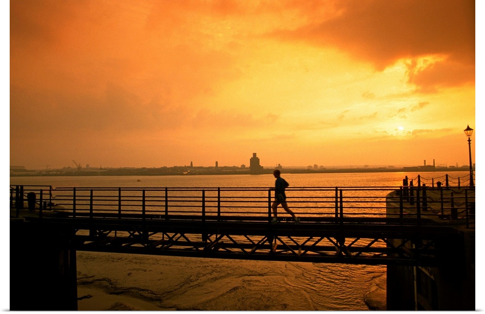 England, Liverpool, Mersey river, jogging