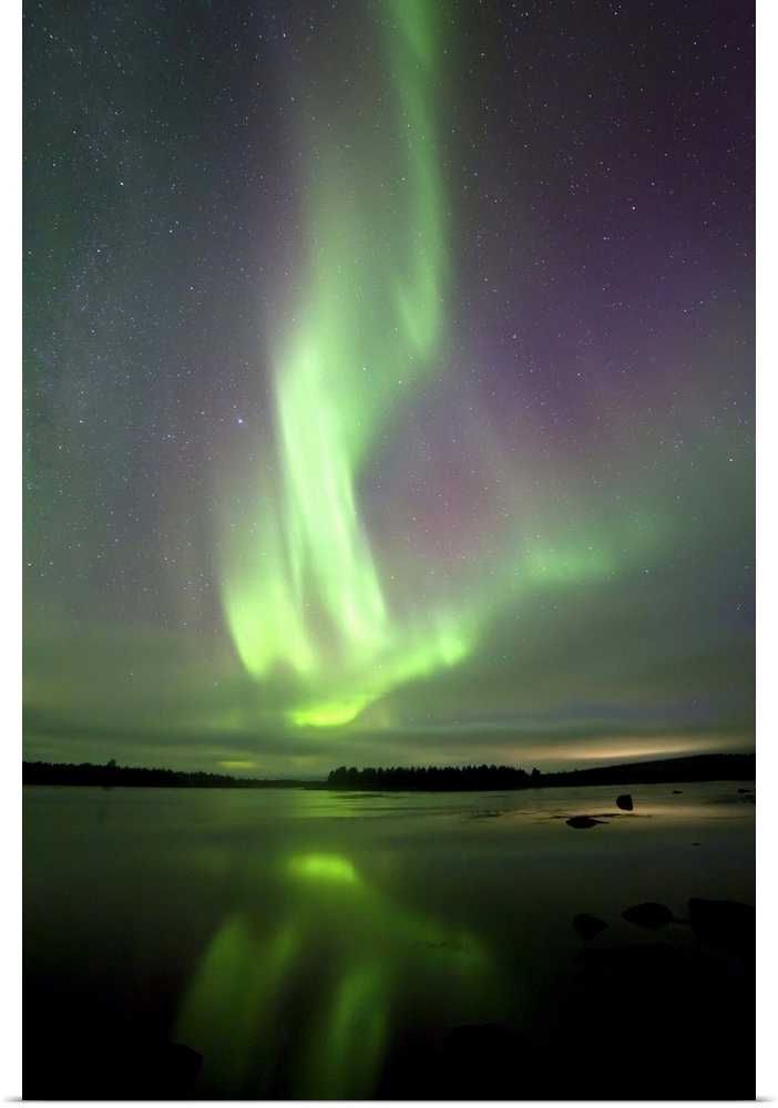Finland, Lapland, Scandinavia, Northern lights reflected in the lake, near Kaaresuvanto.